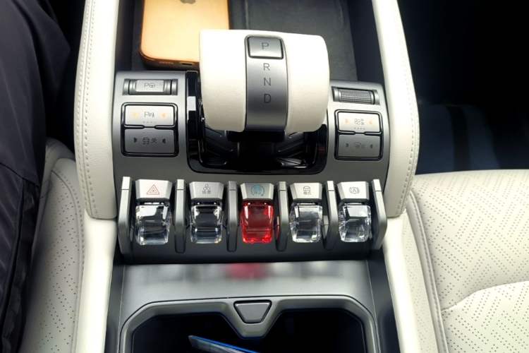 Used Formula Leopard Titanium 3 2025 501KM All-Wheel Drive Intelligent Driving Ultra Version Gear Lever
