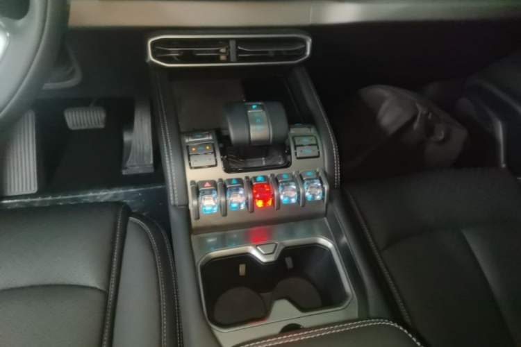 Used Formula Leopard Titanium 3 2025 501KM All-Wheel Drive Intelligent Driving Ultra Version Gear Lever