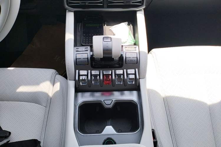 Used Formula Leopard Titanium 3 2025 501KM All-Wheel Drive Intelligent Driving Ultra Version Gear Lever
