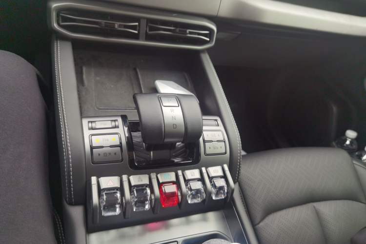 Used Formula Leopard Titanium 3 2025 501KM All-Wheel Drive Intelligent Driving Ultra Version Gear Lever