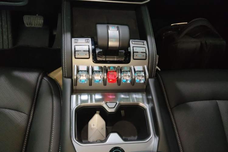 Used Formula Leopard Titanium 3 2025 501KM All-Wheel Drive Intelligent Driving Ultra Version Gear Lever