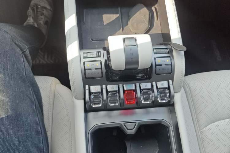 Used Formula Leopard Titanium 3 2025 501KM All-Wheel Drive Intelligent Driving Ultra Version Gear Lever