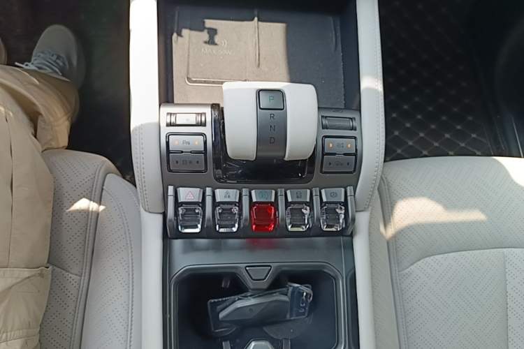 Used Formula Leopard Titanium 3 2025 501KM All-Wheel Drive Intelligent Driving Ultra Version Gear Lever