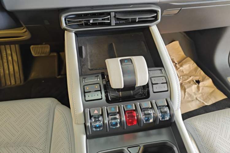 Used Formula Leopard Titanium 3 2025 501KM All-Wheel Drive Intelligent Driving Ultra Version Gear Lever