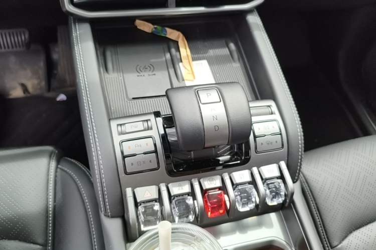 Used Formula Leopard Titanium 3 2025 501KM All-Wheel Drive Intelligent Driving Ultra Version Gear Lever