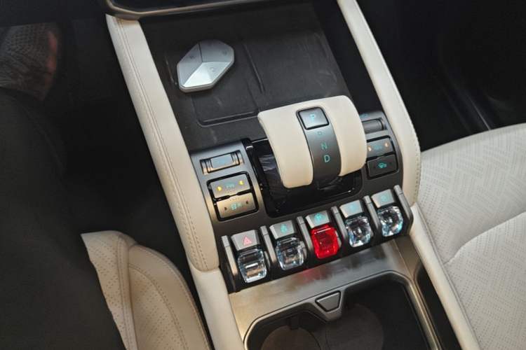 Used Formula Leopard Titanium 3 2025 501KM All-Wheel Drive Intelligent Driving Ultra Version Gear Lever