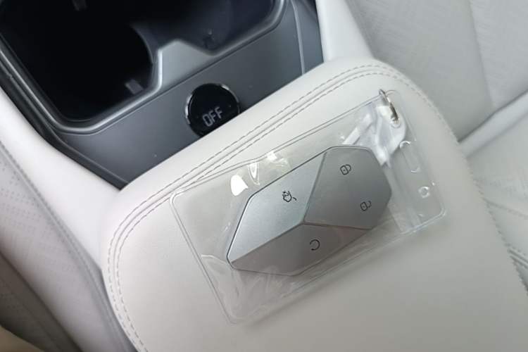 Used Formula Leopard Titanium 3 2025 501KM All-Wheel Drive Intelligent Driving Ultra Version Interior 1