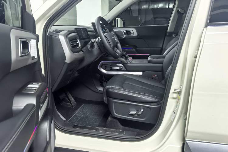 Used Formula Leopard Titanium 3 2025 501KM All-Wheel Drive Intelligent Driving Ultra Version Interior 2
