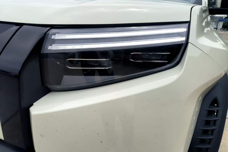 Used Formula Leopard Titanium 3 2025 501KM All-Wheel Drive Intelligent Driving Ultra Version Left Front Headlight