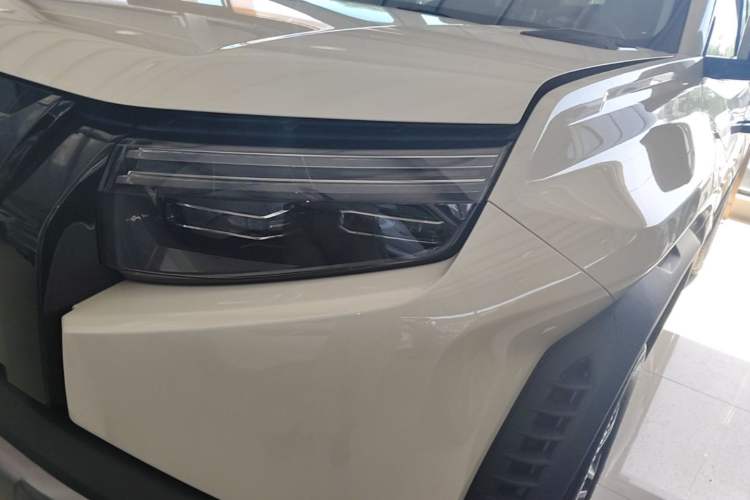 Used Formula Leopard Titanium 3 2025 501 km Range Rear-Wheel Drive Intelligent Driving Pro Version Left Front Headlight