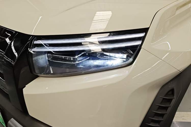 Used Formula Leopard Titanium 3 2025 501 km Range Rear-Wheel Drive Intelligent Driving Max Edition Left Front Headlight
