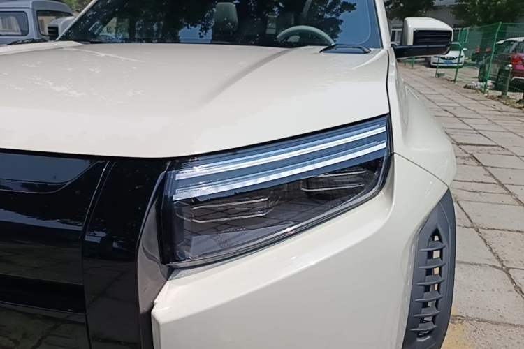 Used Formula Leopard Titanium 3 2025 501KM All-Wheel Drive Intelligent Driving Ultra Version Left Front Headlight