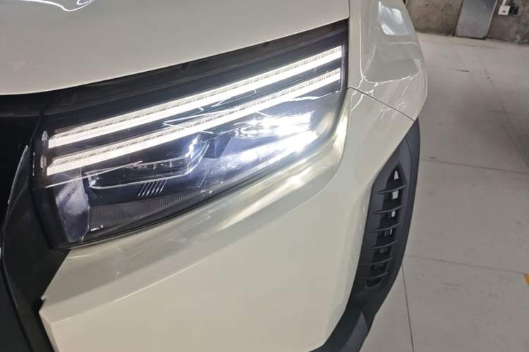 Used Formula Leopard Titanium 3 2025 501KM All-Wheel Drive Intelligent Driving Ultra Version Left Front Headlight
