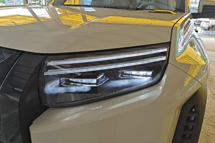 Used Formula Leopard Titanium 3 2025 501KM All-Wheel Drive Intelligent Driving Ultra Version Left Front Headlight