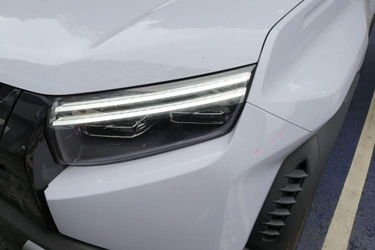 Used Formula Leopard Titanium 3 2025 501KM All-Wheel Drive Intelligent Driving Ultra Version Left Front Headlight