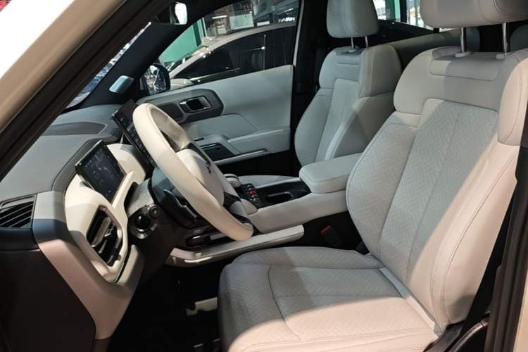 Used Formula Leopard Titanium 3 2025 Model 501KM Rear-Drive Ultra Version Left Front Seat