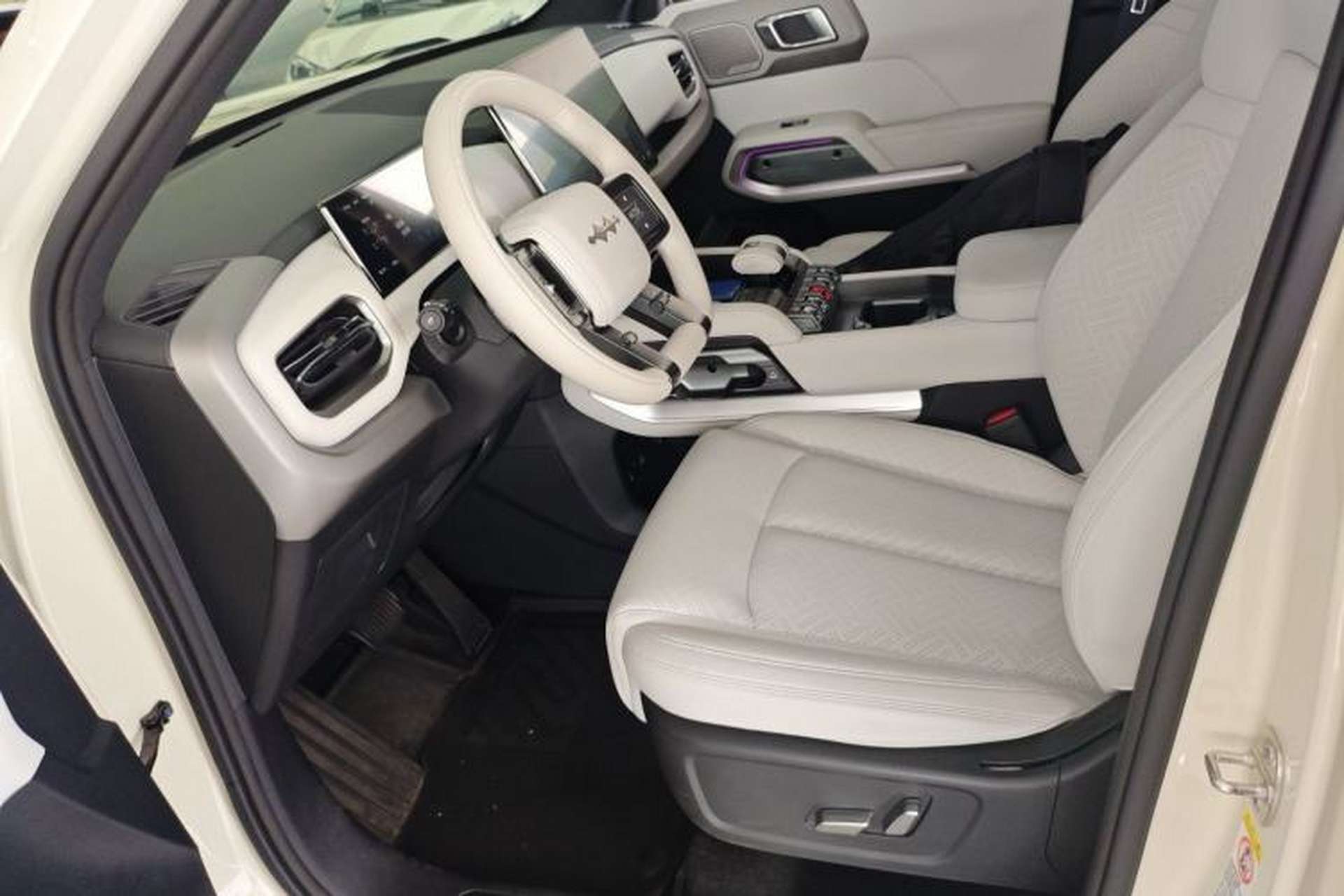 Used Formula Leopard Titanium 3 2025 501KM All-Wheel Drive Intelligent Driving Ultra Version Left Front Seat