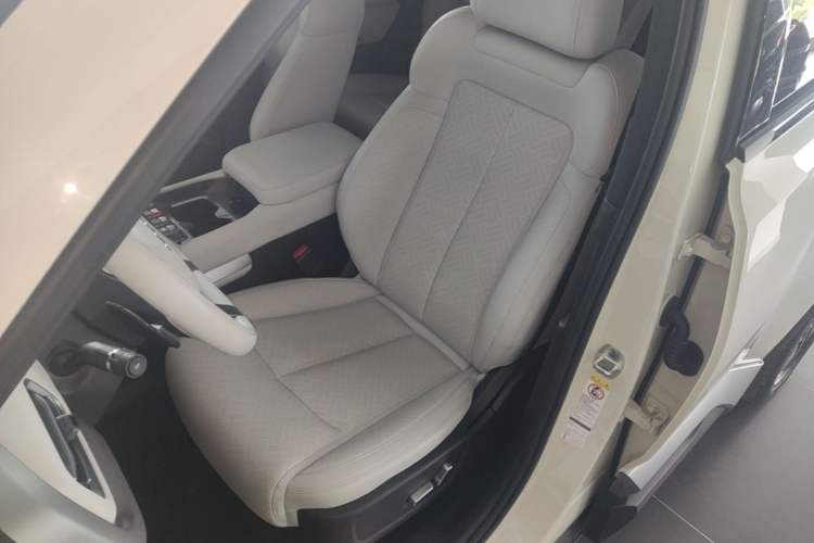 Used Formula Leopard Titanium 3 2025 501KM All-Wheel Drive Intelligent Driving Ultra Version Left Front Seat