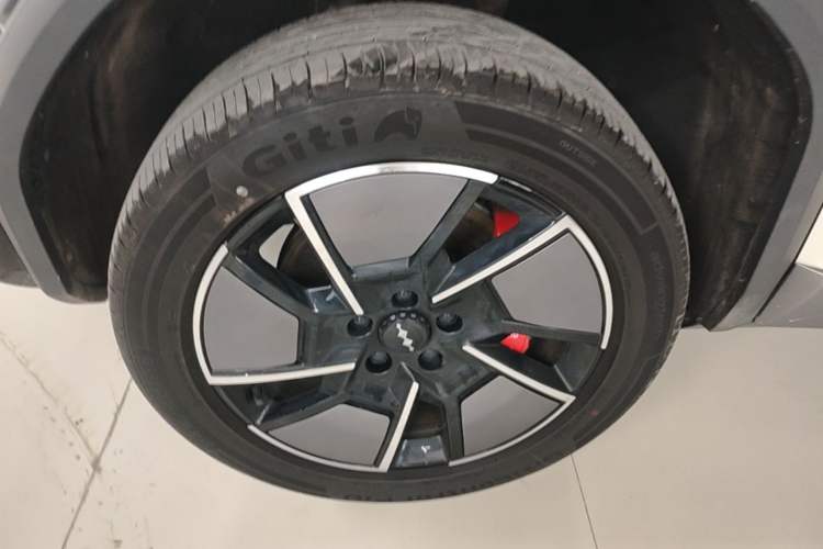 Used Formula Leopard Titanium 3 2025 501KM All-Wheel Drive Intelligent Driving Ultra Version Left Front Wheel Hub
