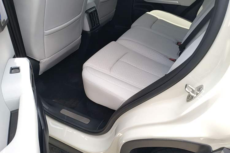 Used Formula Leopard Titanium 3 2025 501KM All-Wheel Drive Intelligent Driving Ultra Version Left Rear Seat