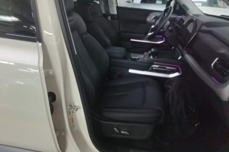 Used Formula Leopard Titanium 3 2025 501KM All-Wheel Drive Intelligent Driving Ultra Version Right Front Seat