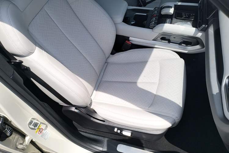 Used Formula Leopard Titanium 3 2025 501KM All-Wheel Drive Intelligent Driving Ultra Version Right Front Seat