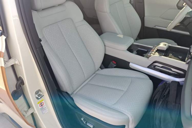 Used Formula Leopard Titanium 3 2025 501KM All-Wheel Drive Intelligent Driving Ultra Version Right Front Seat