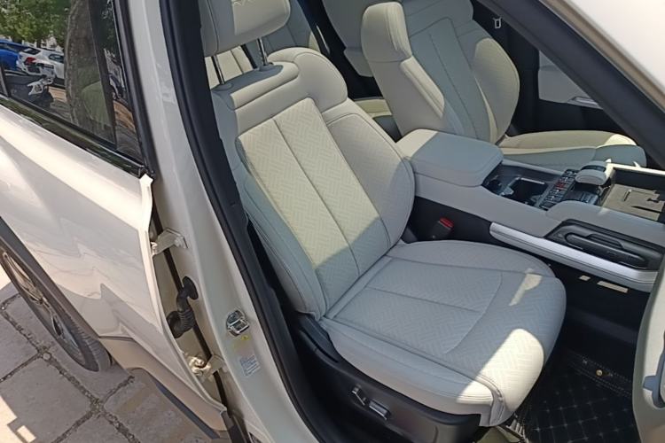 Used Formula Leopard Titanium 3 2025 501KM All-Wheel Drive Intelligent Driving Ultra Version Right Front Seat