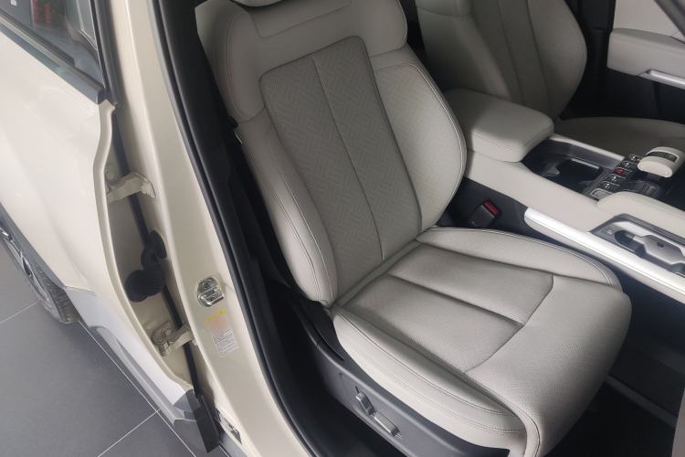 Used Formula Leopard Titanium 3 2025 501KM All-Wheel Drive Intelligent Driving Ultra Version Right Front Seat