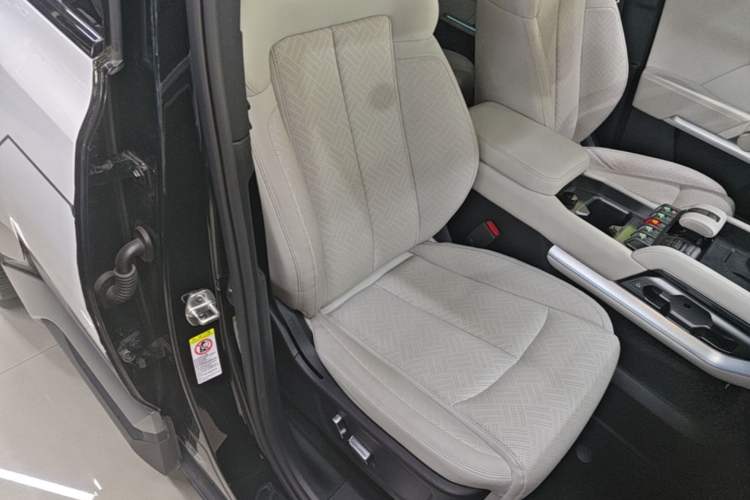 Used Formula Leopard Titanium 3 2025 501KM All-Wheel Drive Intelligent Driving Ultra Version Right Front Seat