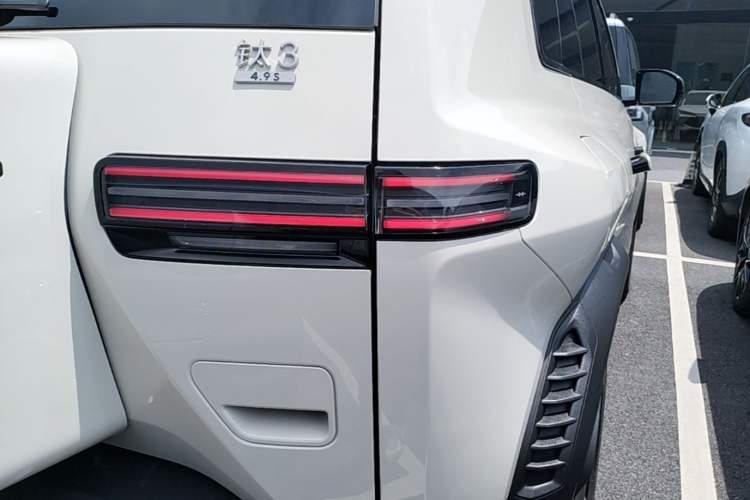 Used Formula Leopard Titanium 3 2025 501KM All-Wheel Drive Intelligent Driving Ultra Version Right Rear Taillight