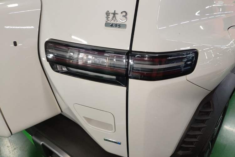 Used Formula Leopard Titanium 3 2025 501KM All-Wheel Drive Intelligent Driving Ultra Version Right Rear Taillight