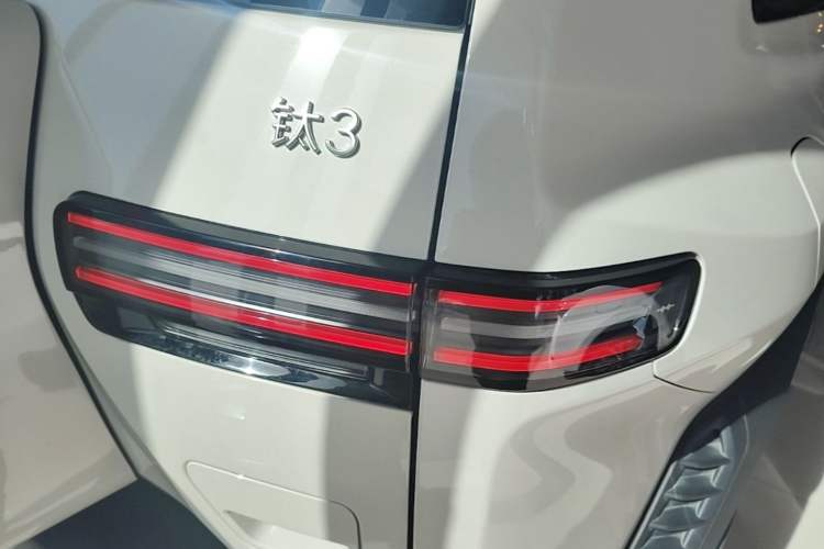 Used Formula Leopard Titanium 3 2025 501 km Range Rear-Wheel Drive Intelligent Driving Pro Version Right Rear Taillight