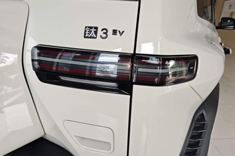 Used Formula Leopard Titanium 3 2025 501 km Four-Wheel Drive Drone Edition Right Rear Taillight