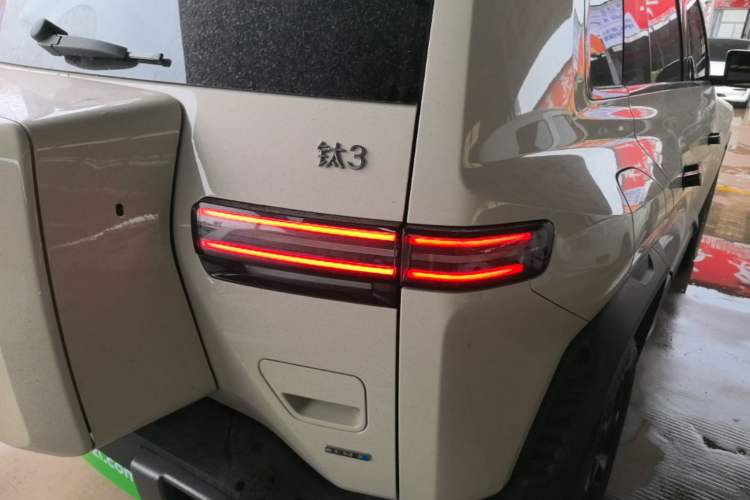 Used Formula Leopard Titanium 3 2025 501 km Range Rear-Wheel Drive Intelligent Driving Max Edition Right Rear Taillight