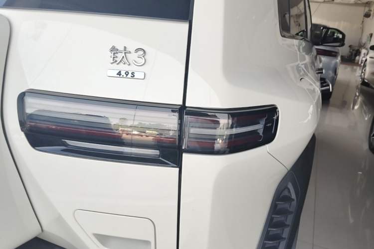 Used Formula Leopard Titanium 3 2025 501KM All-Wheel Drive Intelligent Driving Ultra Version Right Rear Taillight