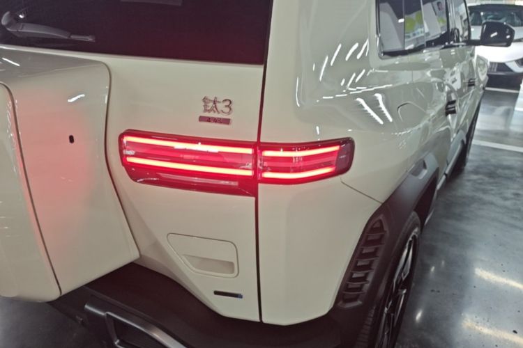 Used Formula Leopard Titanium 3 2025 501 km All-Wheel Drive Intelligent Driving Max Edition Right Rear Taillight