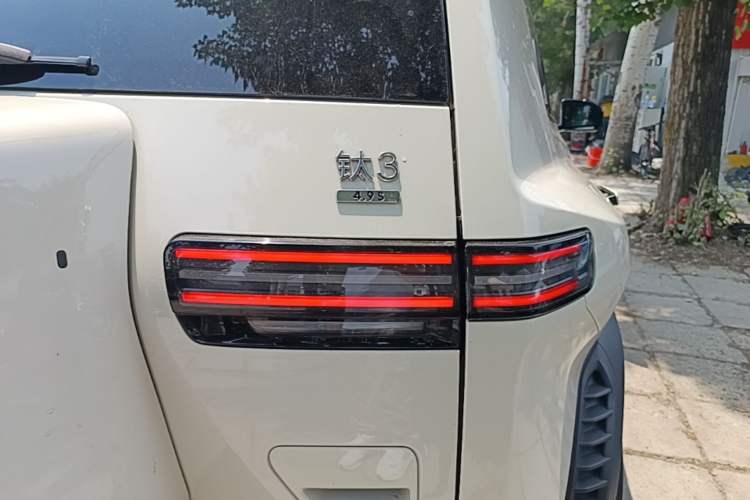 Used Formula Leopard Titanium 3 2025 501KM All-Wheel Drive Intelligent Driving Ultra Version Right Rear Taillight