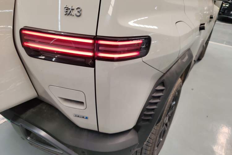 Used Formula Leopard Titanium 3 2025 501 km Range Rear-Wheel Drive Intelligent Driving Max Edition Right Rear Taillight
