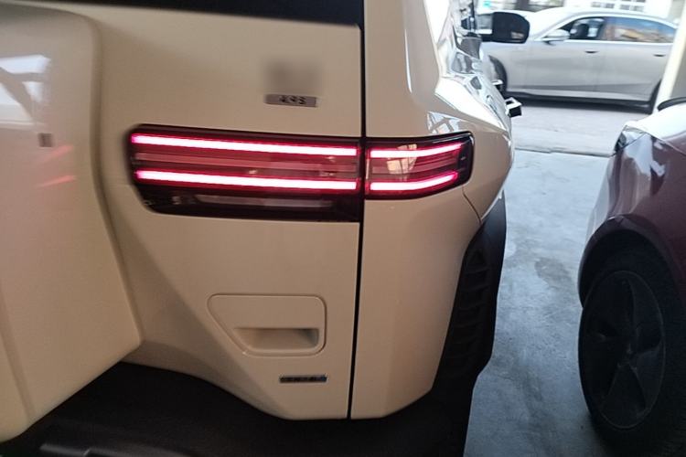 Used Formula Leopard Titanium 3 2025 501 km All-Wheel Drive Intelligent Driving Max Edition Right Rear Taillight