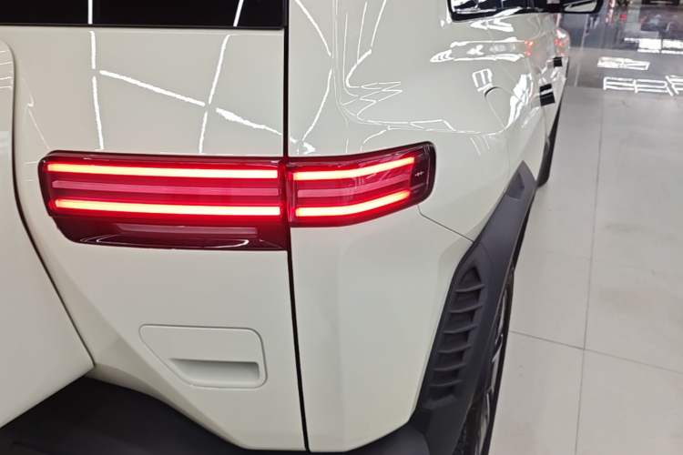 Used Formula Leopard Titanium 3 2025 501KM All-Wheel Drive Intelligent Driving Ultra Version Right Rear Taillight