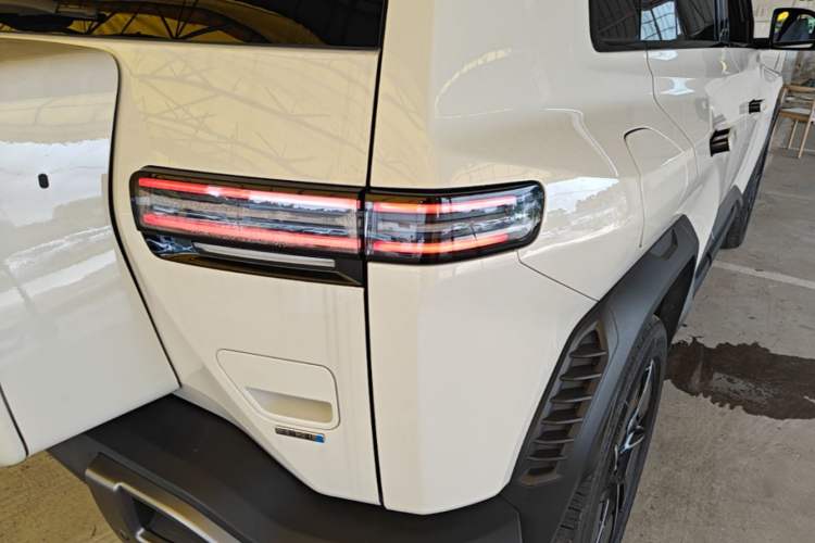 Used Formula Leopard Titanium 3 2025 501KM All-Wheel Drive Intelligent Driving Ultra Version Right Rear Taillight