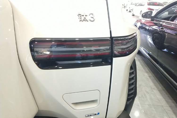 Used Formula Leopard Titanium 3 2025 501 km Range Rear-Wheel Drive Intelligent Driving Max Edition Right Rear Taillight