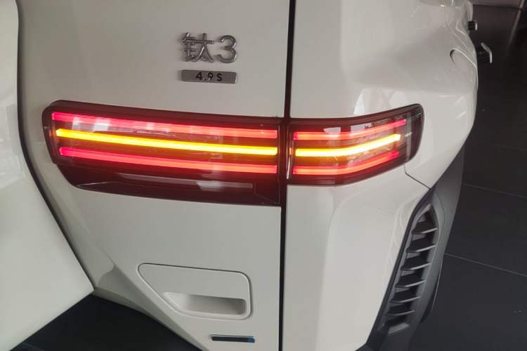 Used Formula Leopard Titanium 3 2025 501KM All-Wheel Drive Intelligent Driving Ultra Version Right Rear Taillight