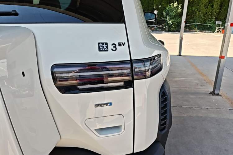 Used Formula Leopard Titanium 3 2025 501 km Four-Wheel Drive Drone Edition Right Rear Taillight