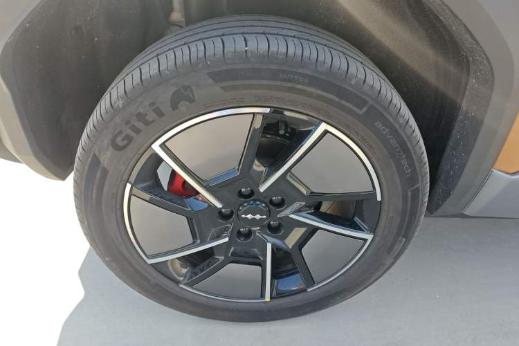 Used Formula Leopard Titanium 3 2025 501KM All-Wheel Drive Intelligent Driving Ultra Version Right Rear Wheel Hub