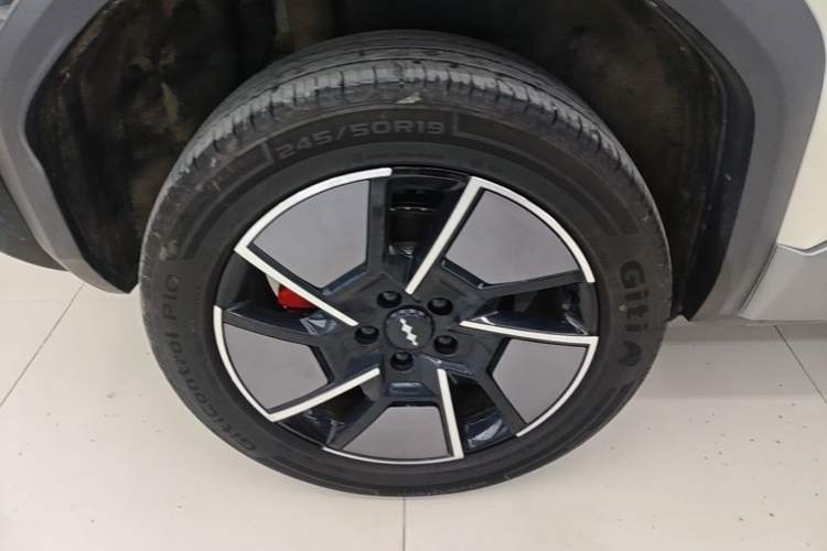 Used Formula Leopard Titanium 3 2025 501KM All-Wheel Drive Intelligent Driving Ultra Version Right Rear Wheel Hub