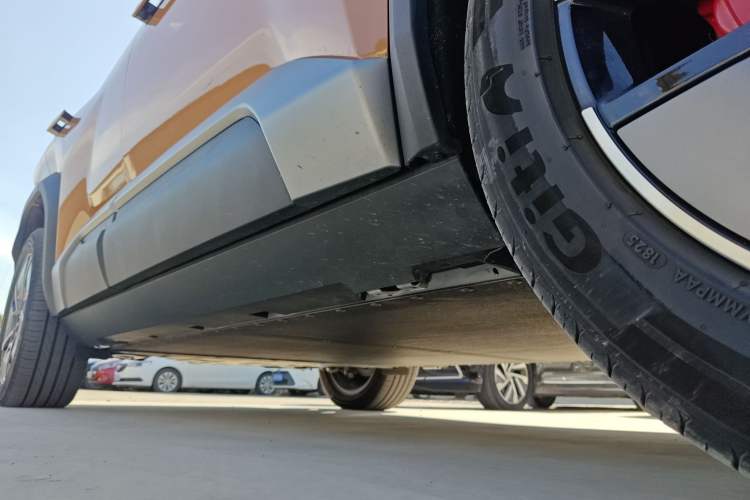Used Formula Leopard Titanium 3 2025 501KM All-Wheel Drive Intelligent Driving Ultra Version Right Side Sill