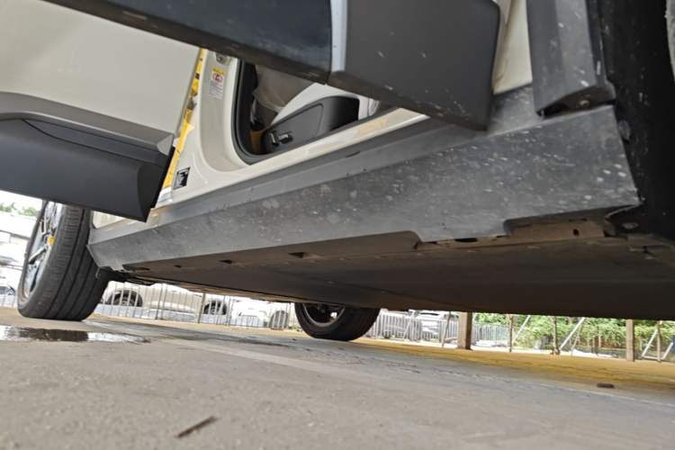 Used Formula Leopard Titanium 3 2025 501KM All-Wheel Drive Intelligent Driving Ultra Version Right Side Sill