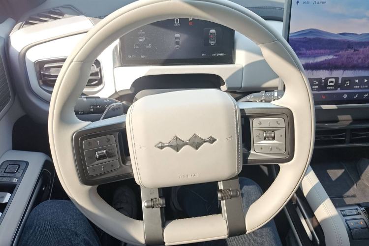 Used Formula Leopard Titanium 3 2025 501KM All-Wheel Drive Intelligent Driving Ultra Version Steering Wheel